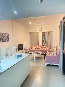 Lovely calm 3BR Apt Easy Accessibility to central Dubai with huge balcony and pool view Town Square