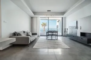 Spectacular Modern Apartment with Front-line Sea Views and Roof Terrace - Khoti Island