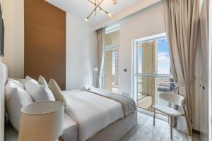FAM Living - 3 bedroom and Maids Room Retreat Overlooking Dubai Canal