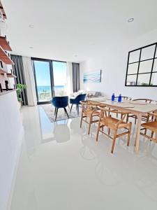 New Beachside Apartment with Sea Views