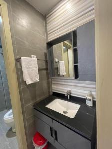 Elegant executive apartment with modern equipped gym,private parking space,heated swimming pool and proximity to major shopping malls