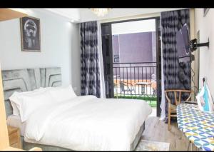 Elegant executive apartment with modern equipped gym,private parking space,heated swimming pool and proximity to major shopping malls