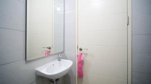 Nice and Comfy Studio at Supermall Mansion Apartment By Travelio