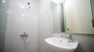 Nice and Comfy Studio at Supermall Mansion Apartment By Travelio