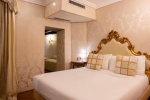 Junior Suite room in Hotel Antico Doge - a Member of Elizabeth Hotel Group