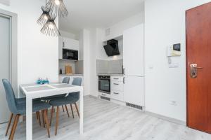 Luxy Holló Gozsdu Court