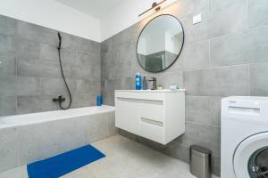 Luxy Holló Gozsdu Court