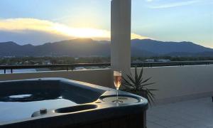 Cairns Penthouse - Private Rooftop Outdoor Gym, Spa & TV Area with Sunset & Mountain Views