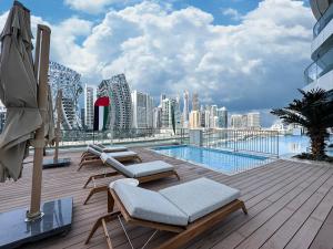 Trophy-Lux 1BR Jacuzzi Suite Busbay W Big Balcony