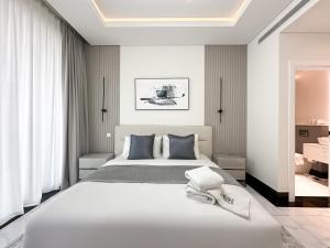 Trophy-Lux 1BR Jacuzzi Suite Busbay W Big Balcony