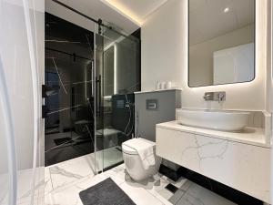 Trophy-Lux 1BR Jacuzzi Suite Busbay W Big Balcony