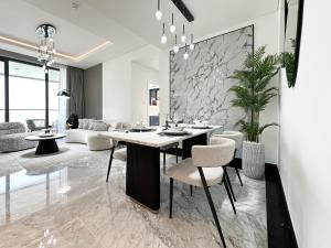 Trophy-Lux 1BR Jacuzzi Suite Busbay W Big Balcony