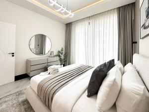 Trophy-Lux 1BR Jacuzzi Suite Busbay W Big Balcony