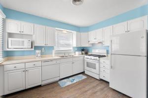 The Barracuda 3 Steps to the beach 2BR sleeps 6