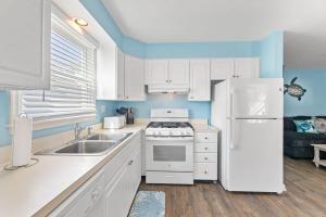 The Barracuda 3 Steps to the beach 2BR sleeps 6