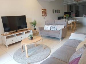 Luxury Balcony Suites- Homestay