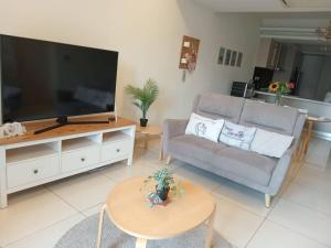 Luxury Balcony Suites- Homestay