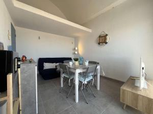 Appartement rénové avec vue marina Gruissan GN140-1033