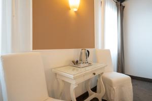 Superior Double Room with Canal View room in Alla Corte Rossa