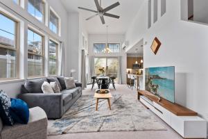 # Marbella Lane-Elegant 3BR Getaway with Superb Views - 4hvězdičkové hotely ve městě Waianae