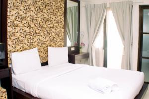 Luxury Studio at Metropark Condominium Jababeka Apartment By Travelio