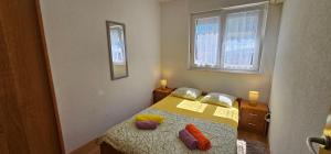 Large seaview apt, 150m to beach, 4km from Trogir - Apt Nora