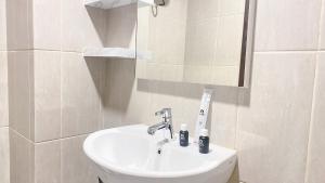 Modern Look and Comfy Studio Citra Living Apartment By Travelio