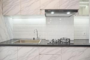 Modern Look and Comfy Studio Citra Living Apartment By Travelio