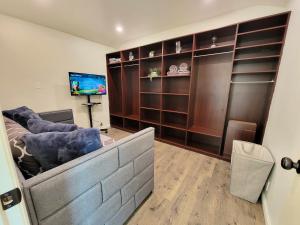 Perfectly located Pico Robertson 3 bedroom apartment Walk to restaurants WIFI TV Game Console Parking 5 minutes to Rodeo Drive