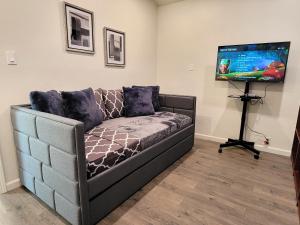 Perfectly located Pico Robertson 3 bedroom apartment Walk to restaurants WIFI TV Game Console Parking 5 minutes to Rodeo Drive