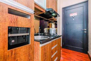 Comfort and Modern Look Studio Apartment at Ambassade Kuningan By Travelio