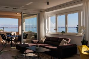 Deluxe Three-Bedroom Apartment with Sea View room in Vile Dalmacija