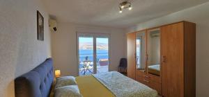 Large seaview apt, 150m to beach, 4km from Trogir - Apt Nora