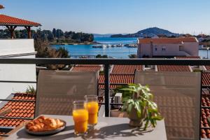 One-Bedroom Apartment with Balcony and Sea View room in Vile Dalmacija
