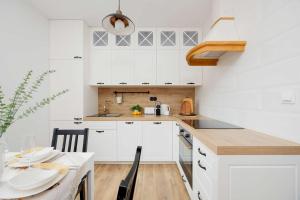 Apartment with Parking and Garden near the PGE Stadium in Warsaw by Noclegi Renters