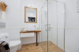 Apartment with Parking and Garden near the PGE Stadium in Warsaw by Noclegi Renters