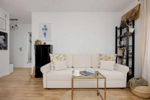 Apartment with Parking and Garden near the PGE Stadium in Warsaw by Noclegi Renters