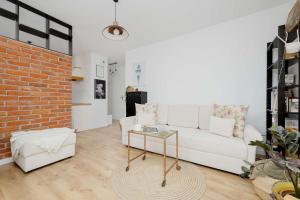 Apartment with Parking and Garden near the PGE Stadium in Warsaw by Noclegi Renters