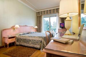 Doppel- oder Zweibettzimmer zur Pool- oder Seeseite – seitlicher Blick