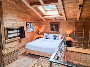 Chalets Le Noisetier - Mini Chalet 2 pers - 2min la Clusaz - AravisTour : photos des chambres