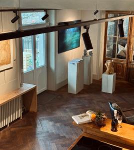 Art Residence, Beat Schild