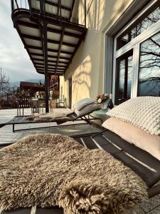 Art Residence, Beat Schild