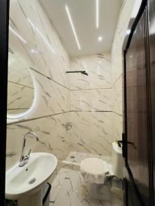 Yoya Hur Pyramids inn