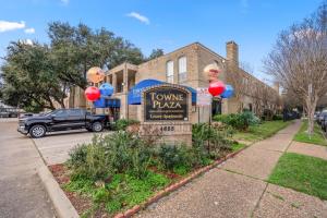 Towne Plaza Apartments #295 in the Galleria Area