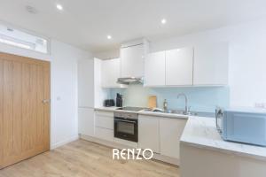 Vibrant 1-bed Home in Newark on-Trent by Renzo, Perfect for Contractors, Free Parking!