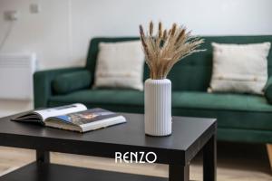 Vibrant 1-bed Home in Newark on-Trent by Renzo, Perfect for Contractors, Free Parking!