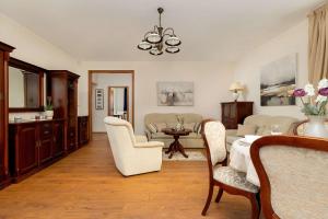 Family Apartment with Parking in the Centre by Noclegi Renters