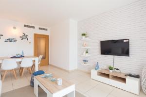 Hill apartment with terrace, parking, pool & paddle court