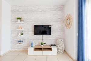 Hill apartment with terrace, parking, pool & paddle court