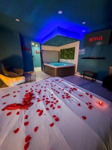 Appartements Love & Spa - Jacuzzi - Netflix - Metro - Wifi : photos des chambres